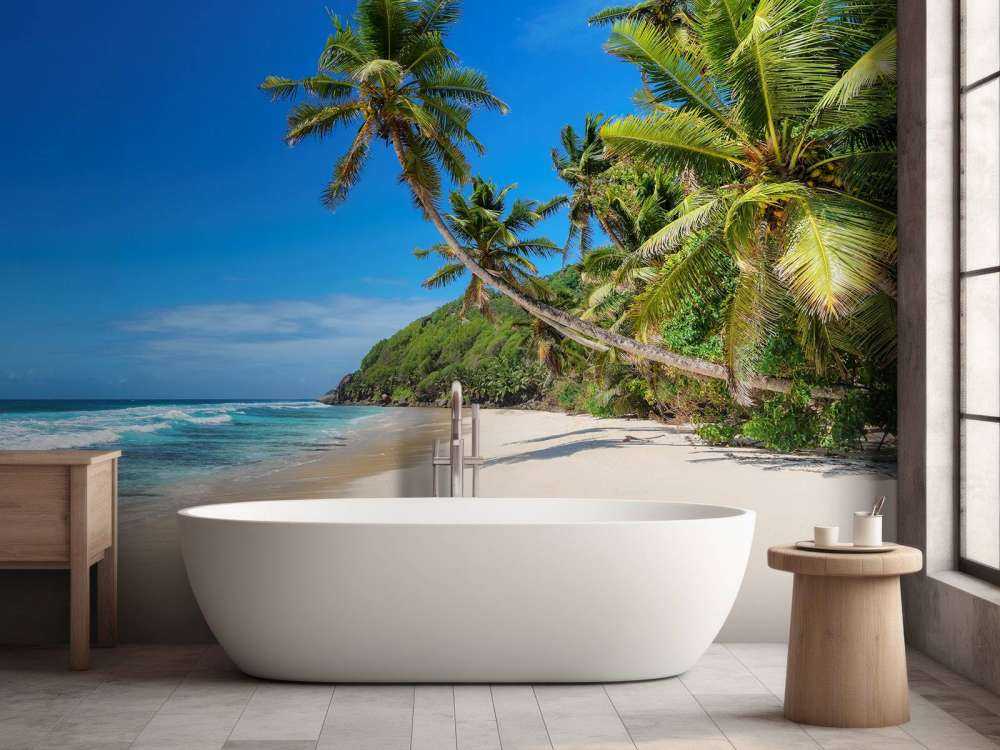 Sonniger breiter Strand