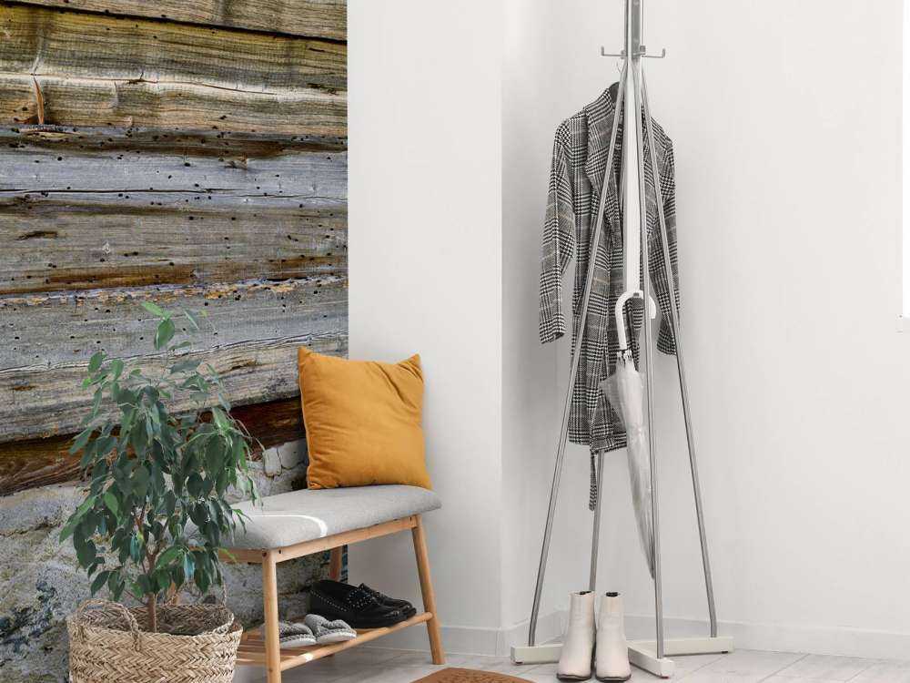 Verwittertes Holz auf Steinwand