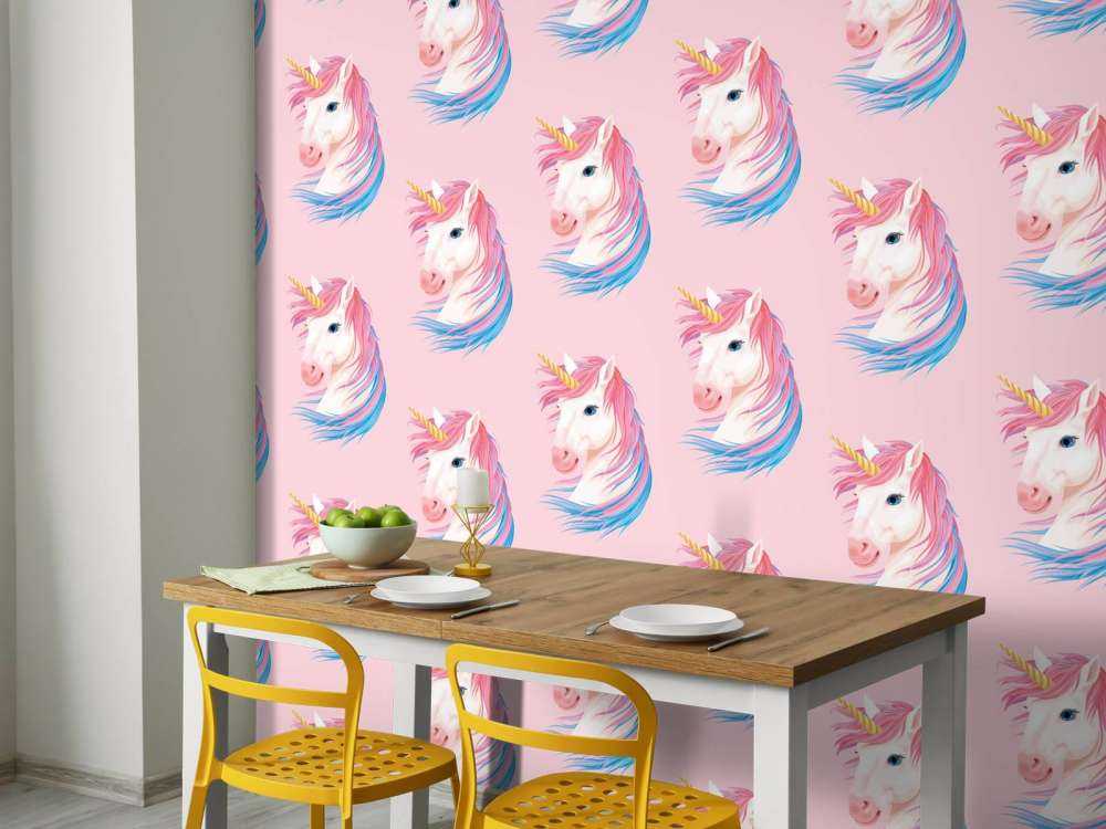 Weißes Einhorn mit goldenem Horn