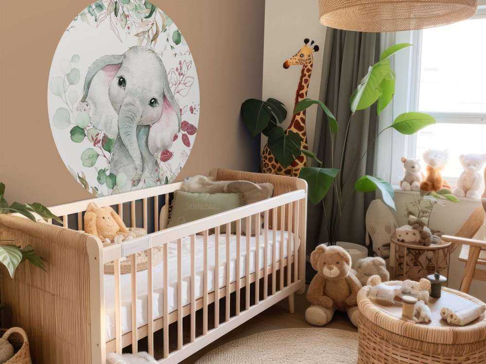 Elefantenbaby mit Minze und rosa Blättern