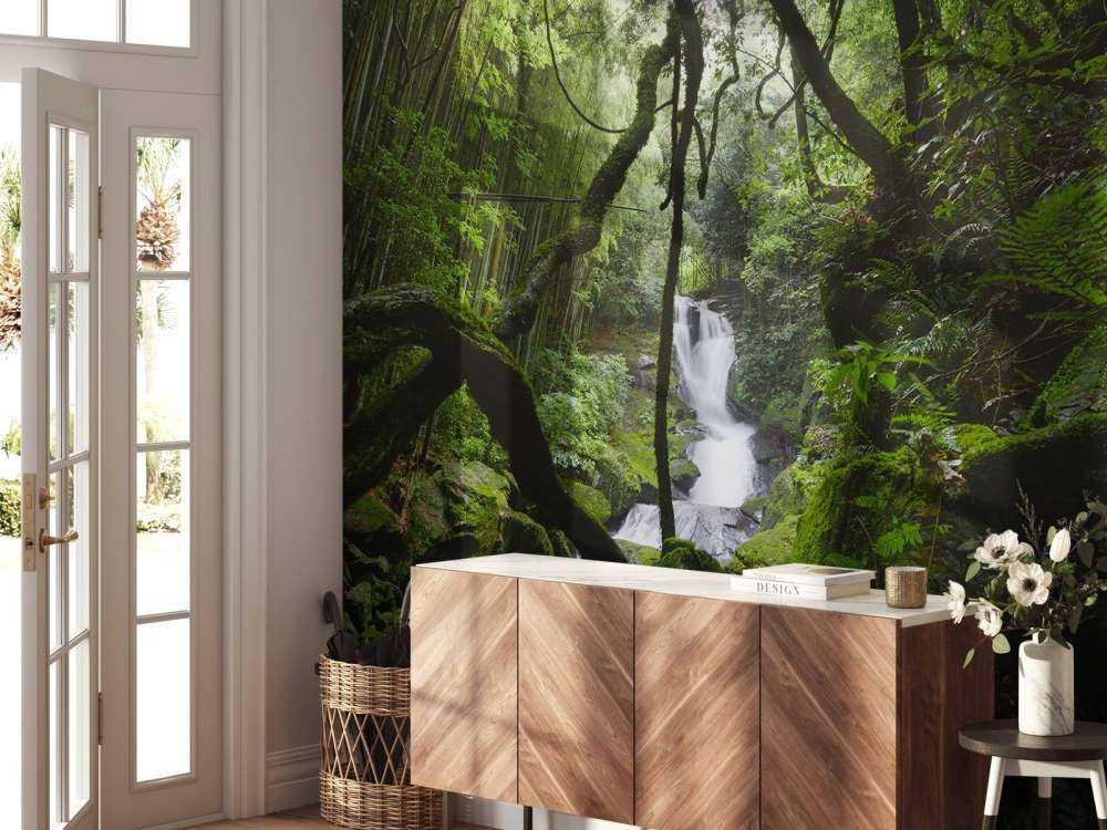 Wasserfall umgeben von Bäumen