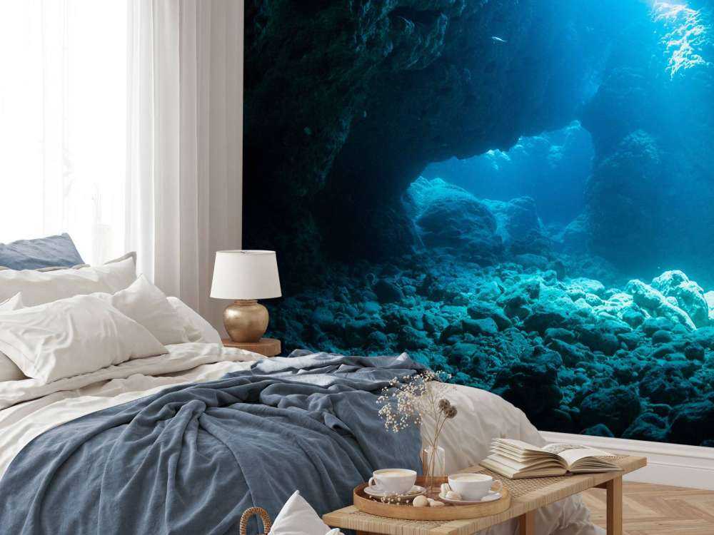 Dunkle Höhle im Ozean