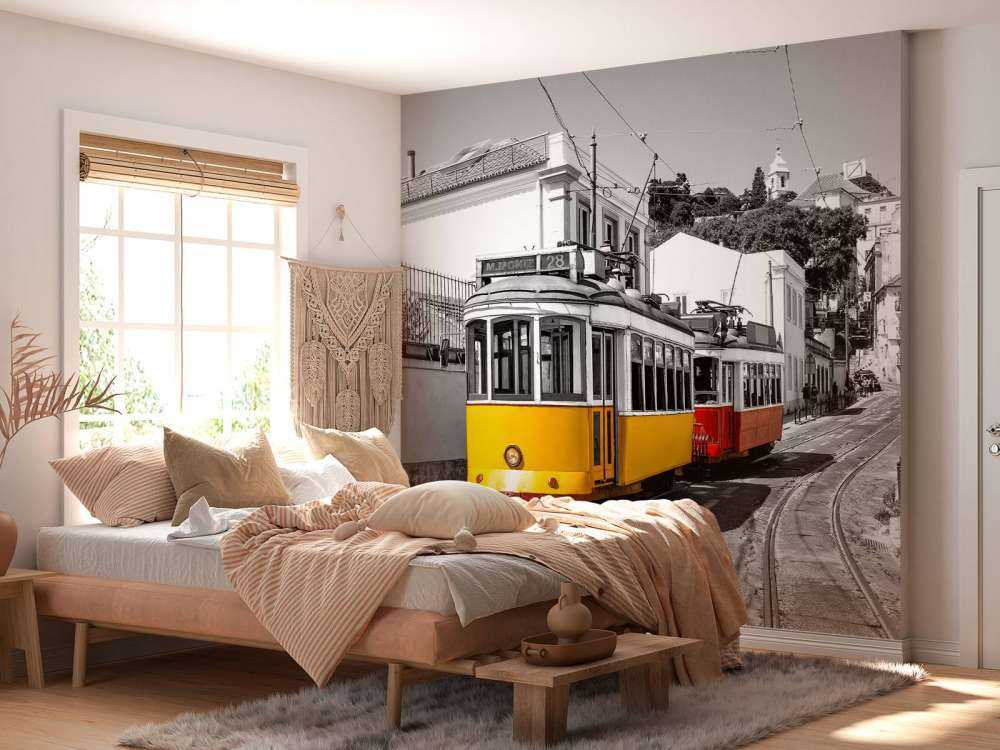 Gelbe und rote Straßenbahn