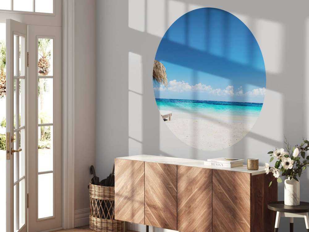 Stühle und Sonnenschirm am tropischen Strand