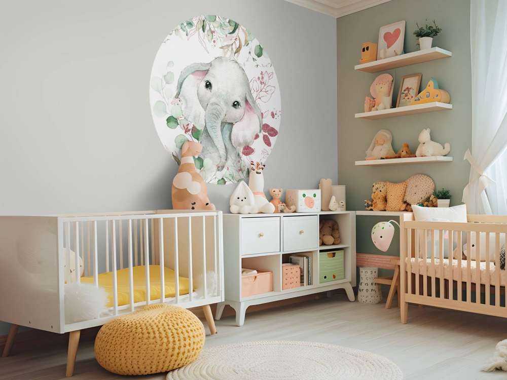 Elefantenbaby mit Minze und rosa Blättern