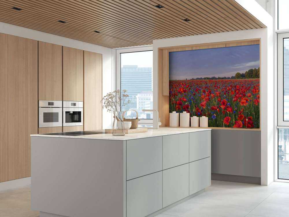Blaue Blumen und rote Mohnblumen
