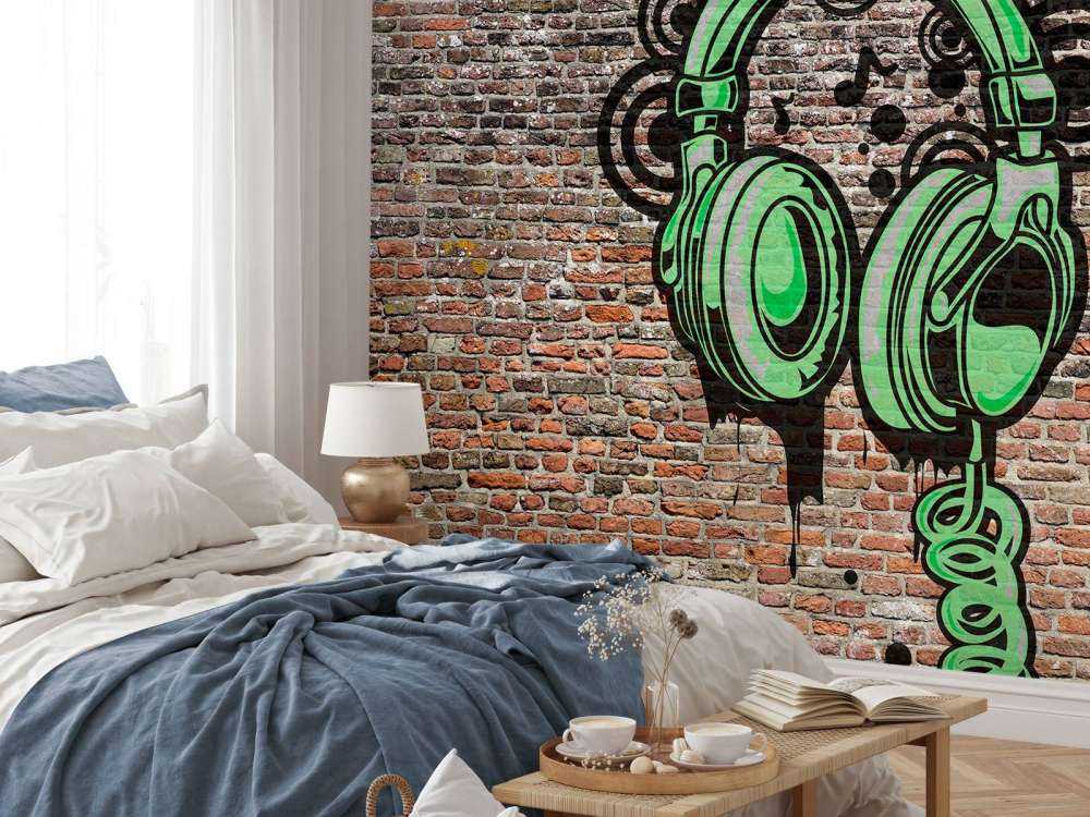 Graffiti auf alter Backsteinmauer