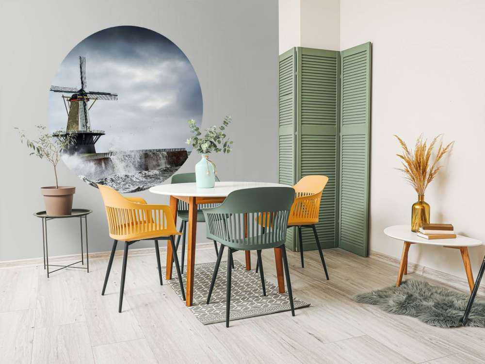 Mühle mit Sturmwellen