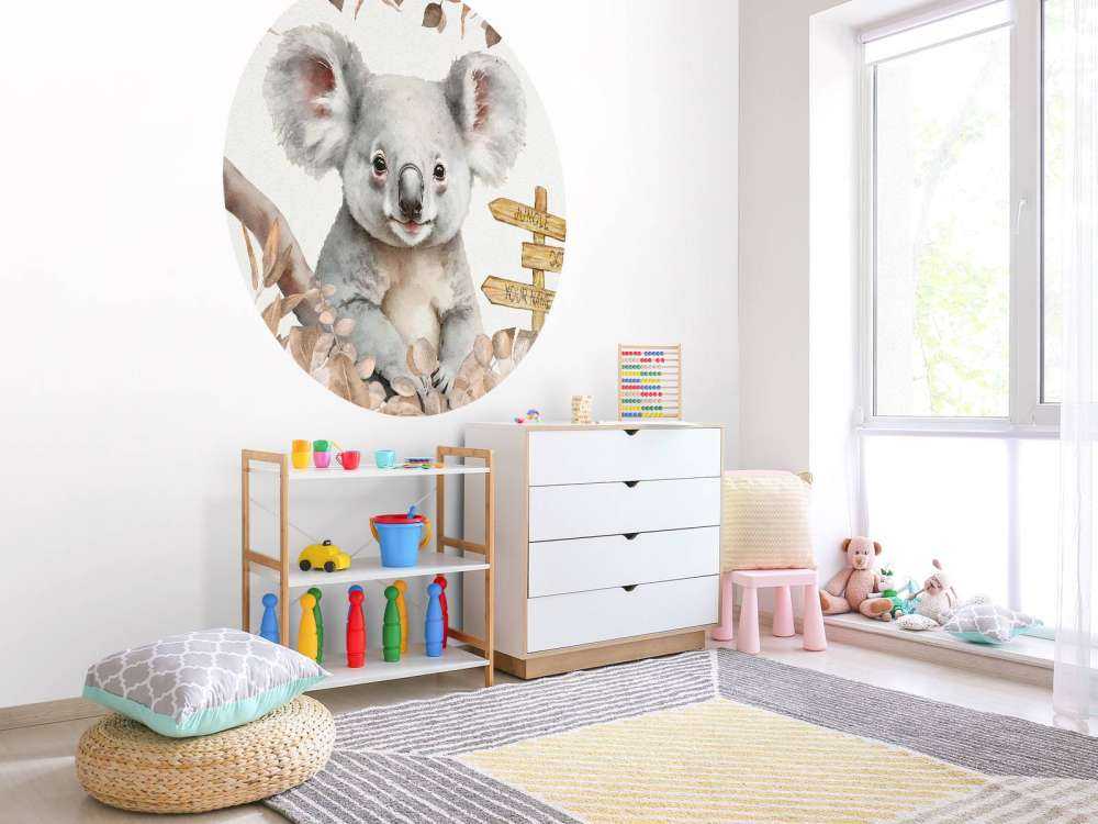 Baby-Koala im Dschungel taupe