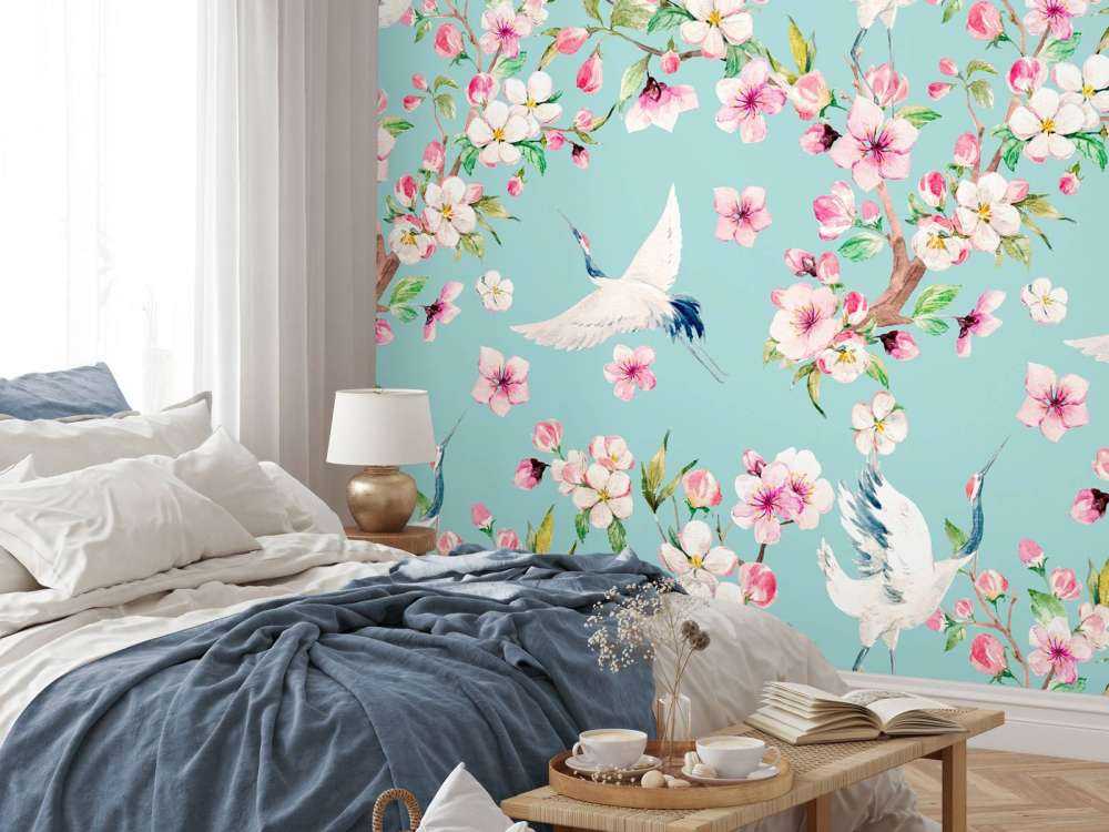Kraniche zwischen rosa Blumen