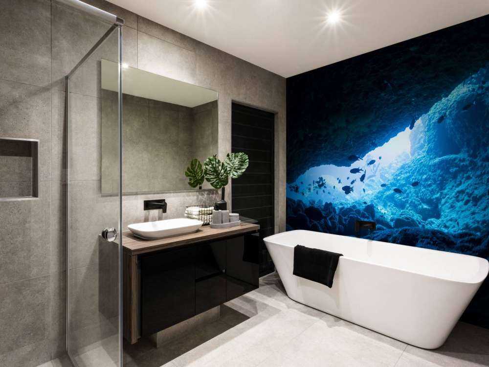 Enge Höhle mit Fischen