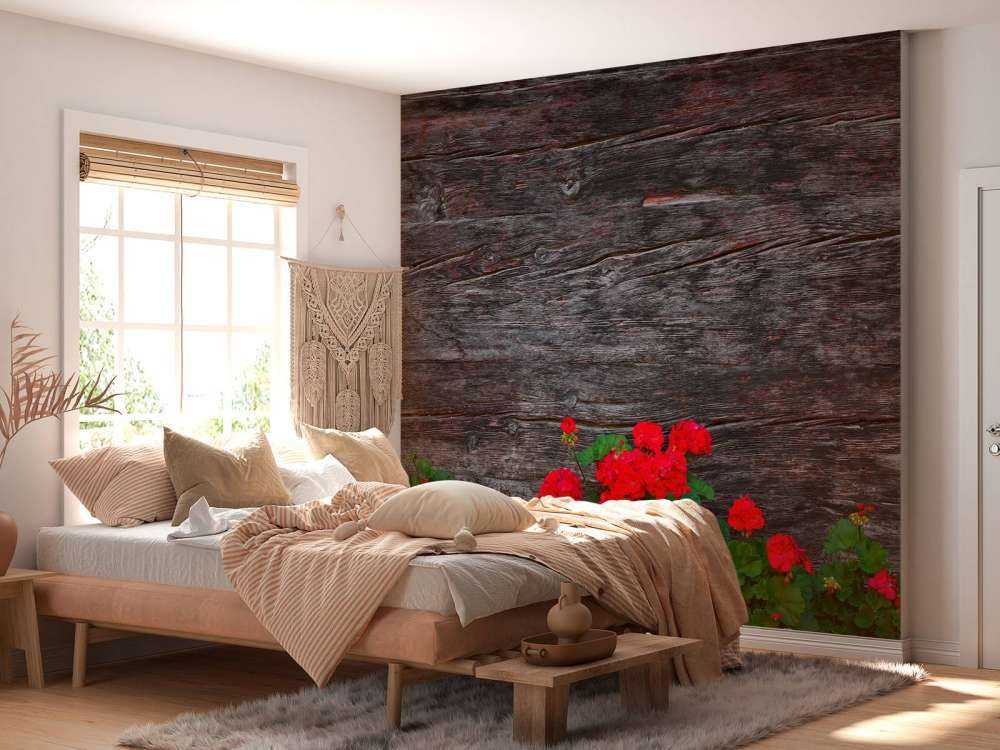 Verwittertes Holz mit Blumen
