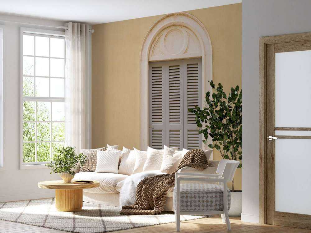 Fenster mit hölzernen Fensterläden auf gelber Wand