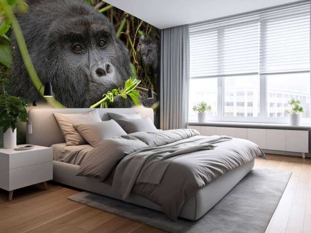Gorilla zwischen den Ästen