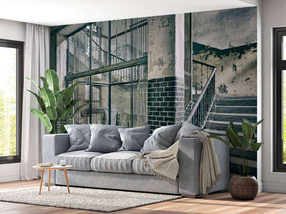 Alte Treppe und Aufzugsschacht