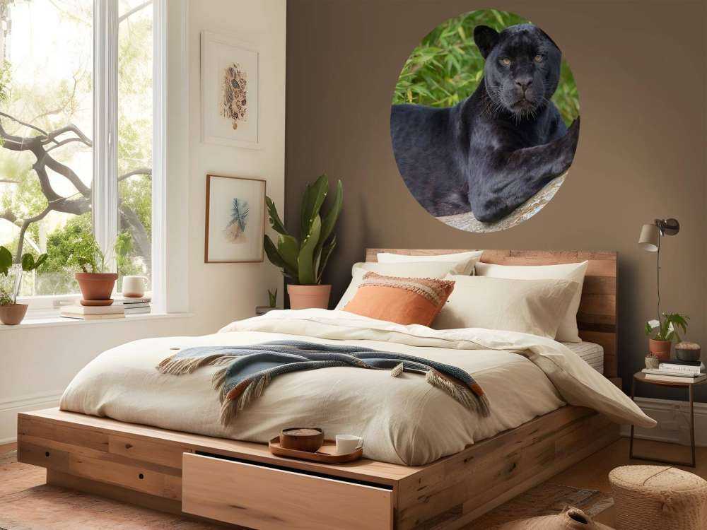 Schwarzer Panther auf einem Baum