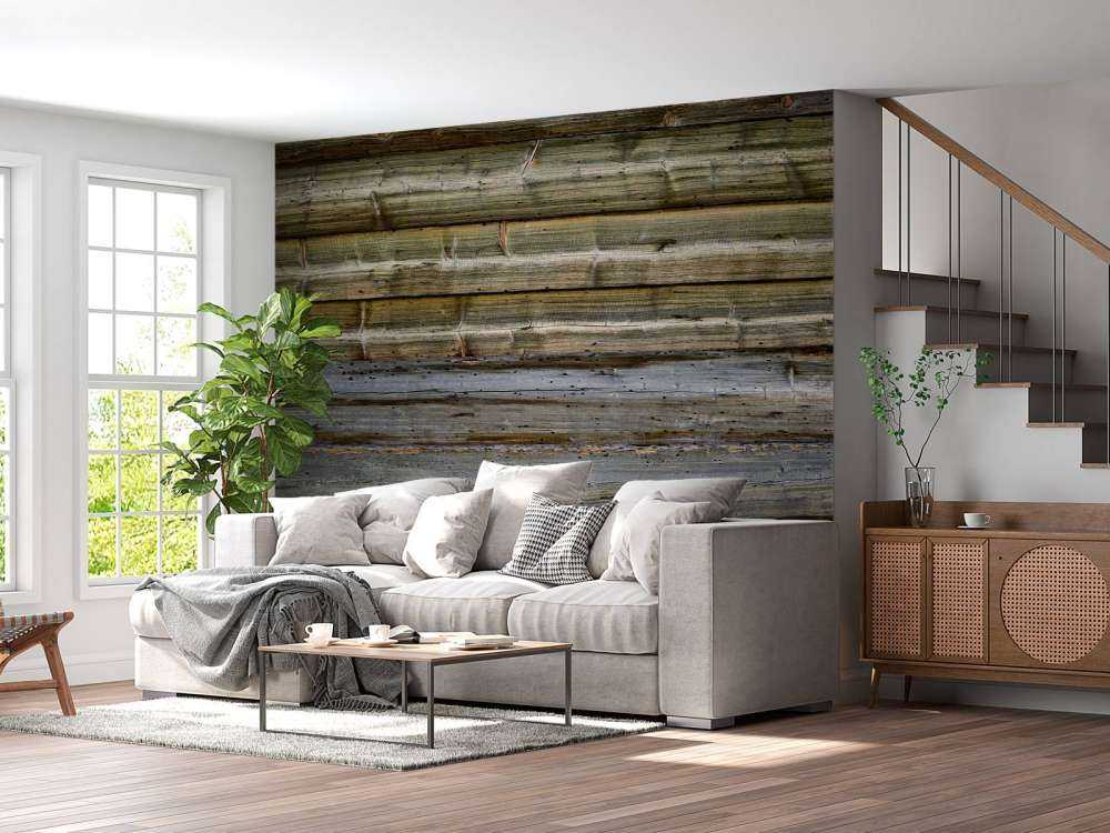 Verwittertes Holz auf Steinwand