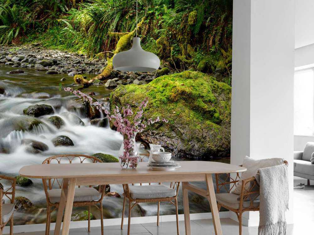 Grüner Felsen mit Fluss 