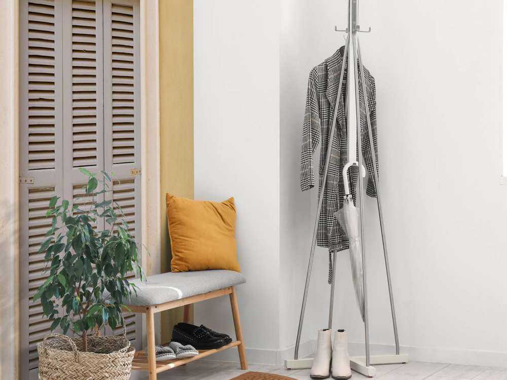 Fenster mit hölzernen Fensterläden auf gelber Wand