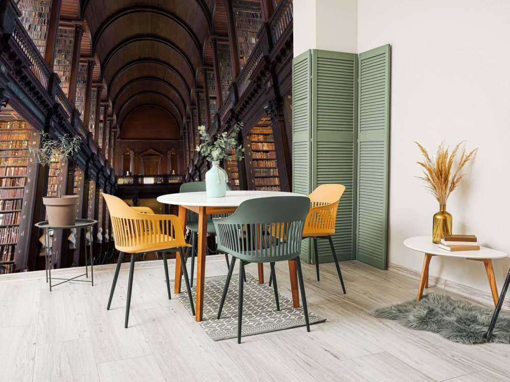 Klassische Bücherhalle mit Bögen