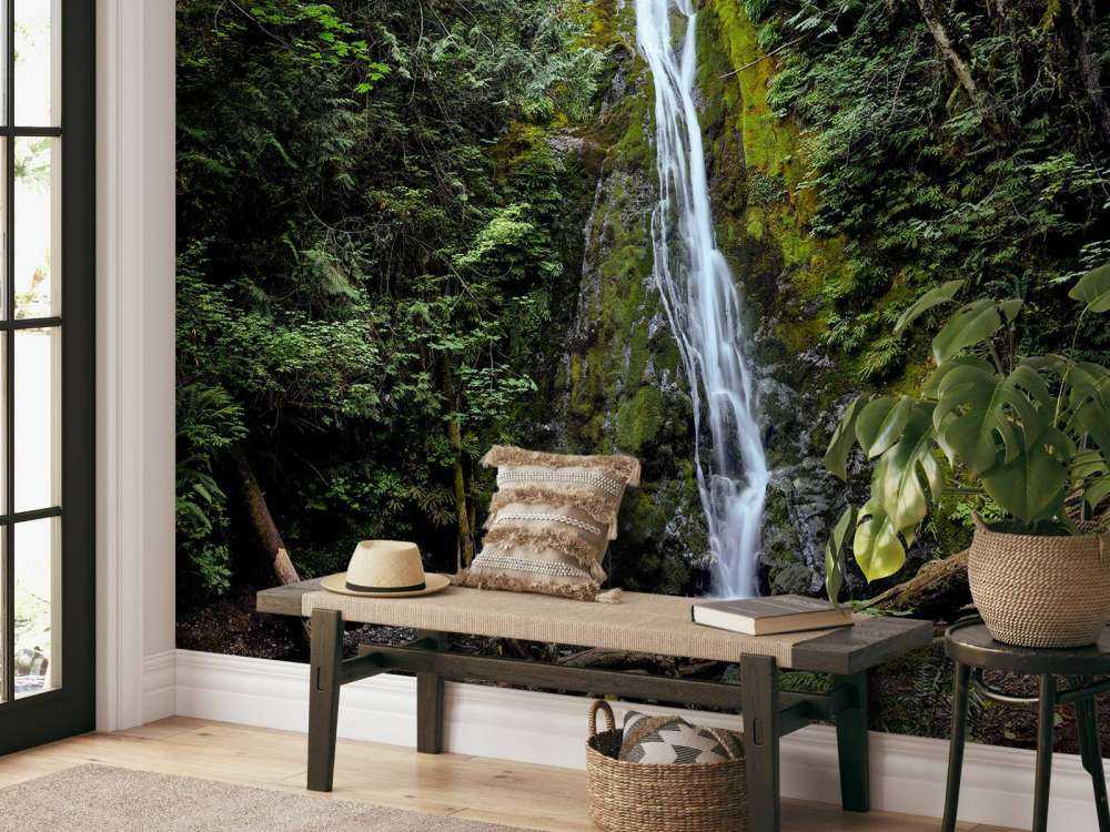 Wasserfall in einer bunten Umgebung 