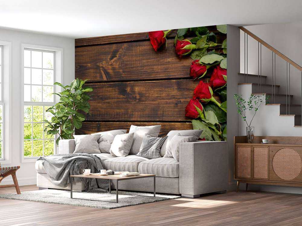 Rote Rosen auf Holz
