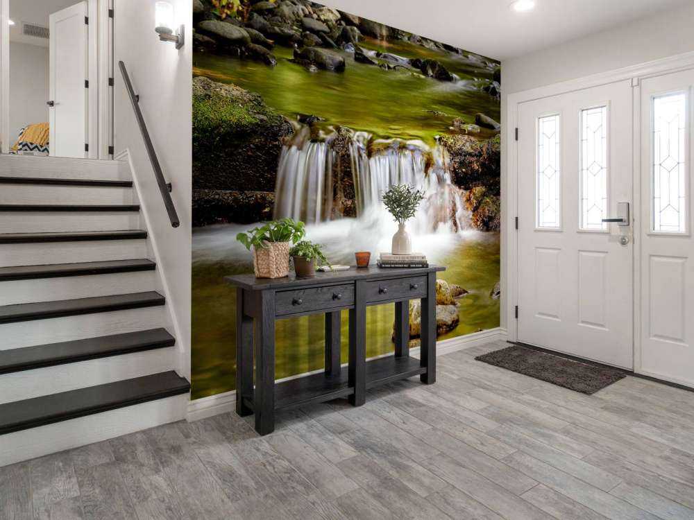 Detaillierter kleiner Wasserfall