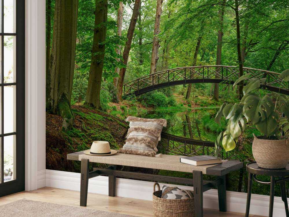Bogenbrücke im Wald