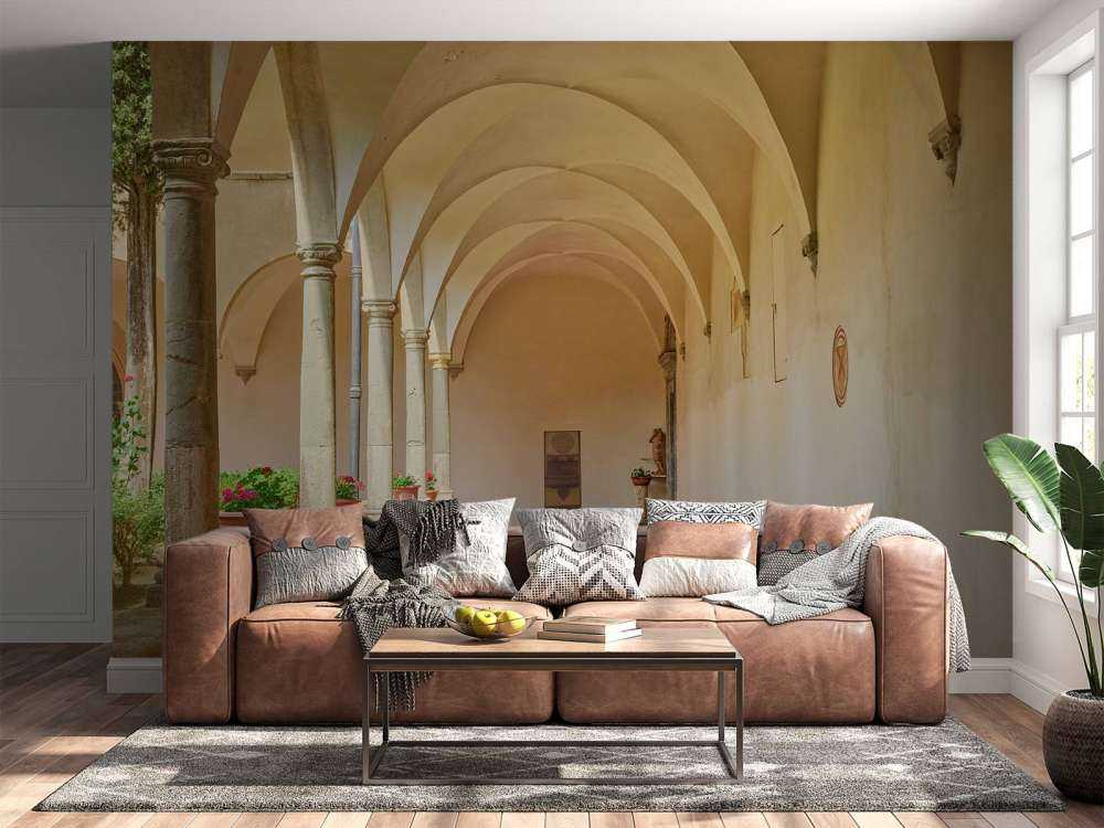 Innenhof mit Bögen und Pflanzen