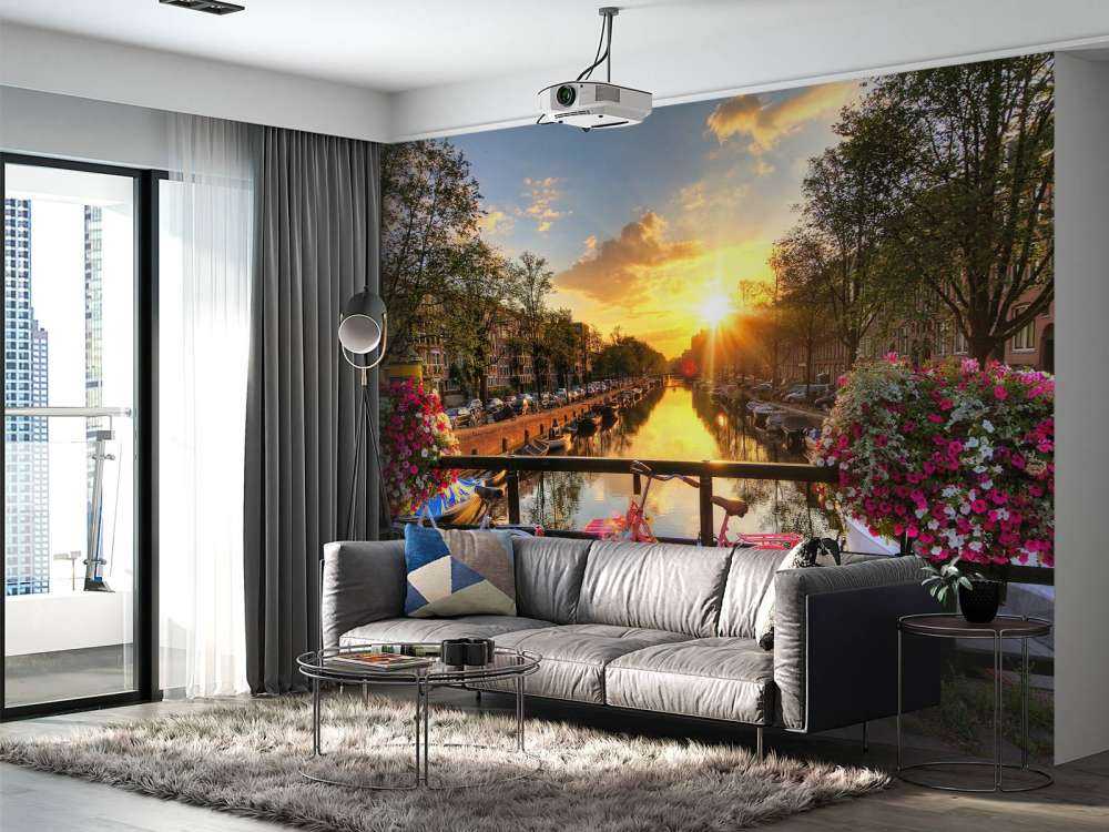 Fahrräder auf der Brücke mit Blumen