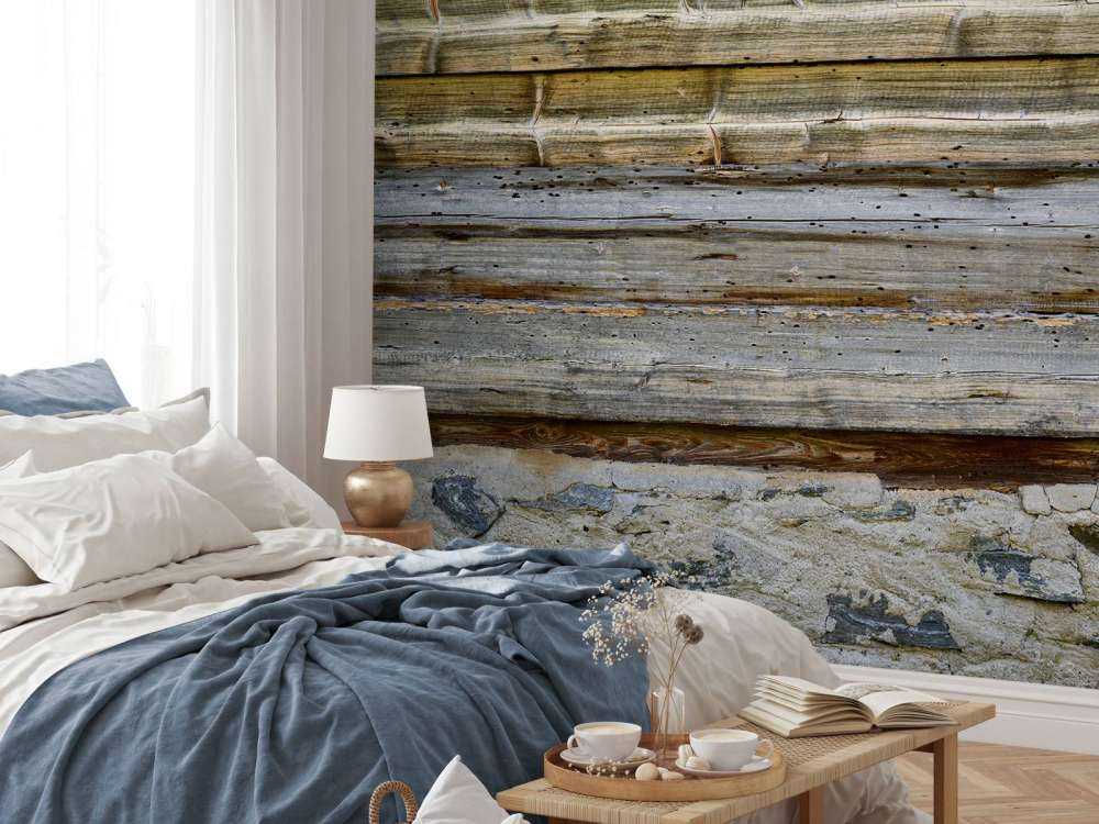 Verwittertes Holz auf Steinwand