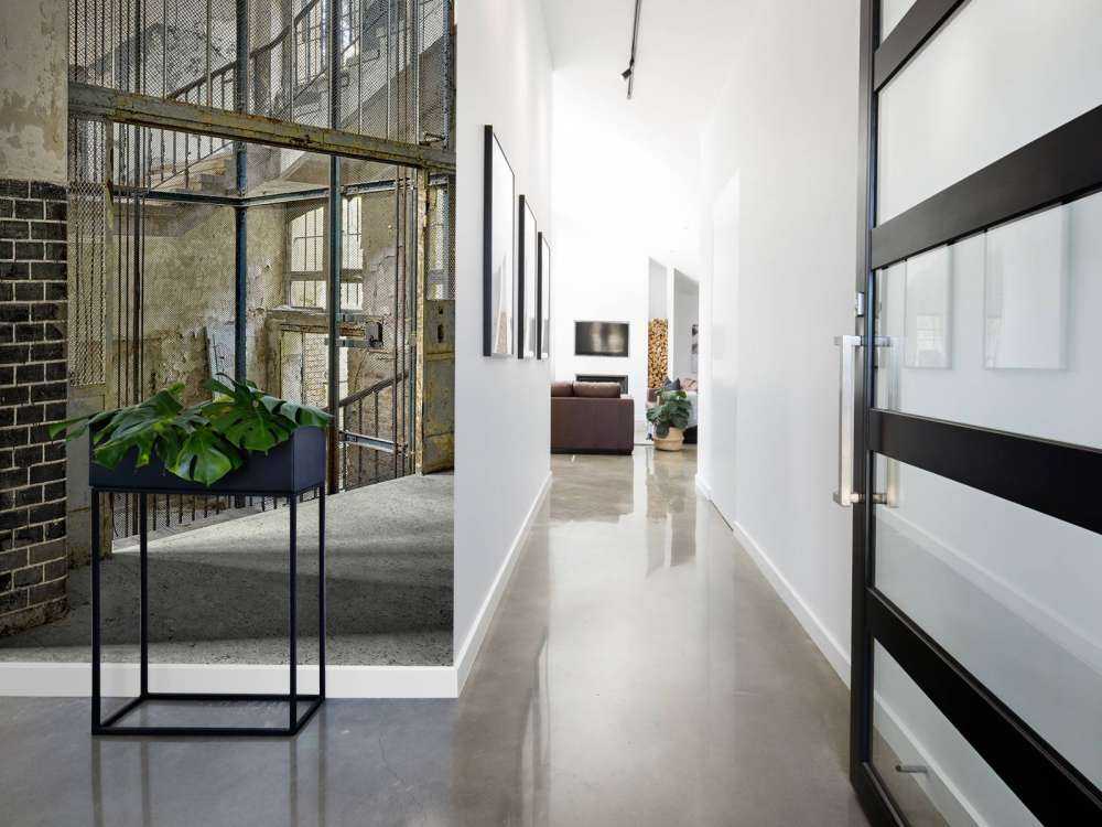 Alter Aufzugsschacht mit Treppe