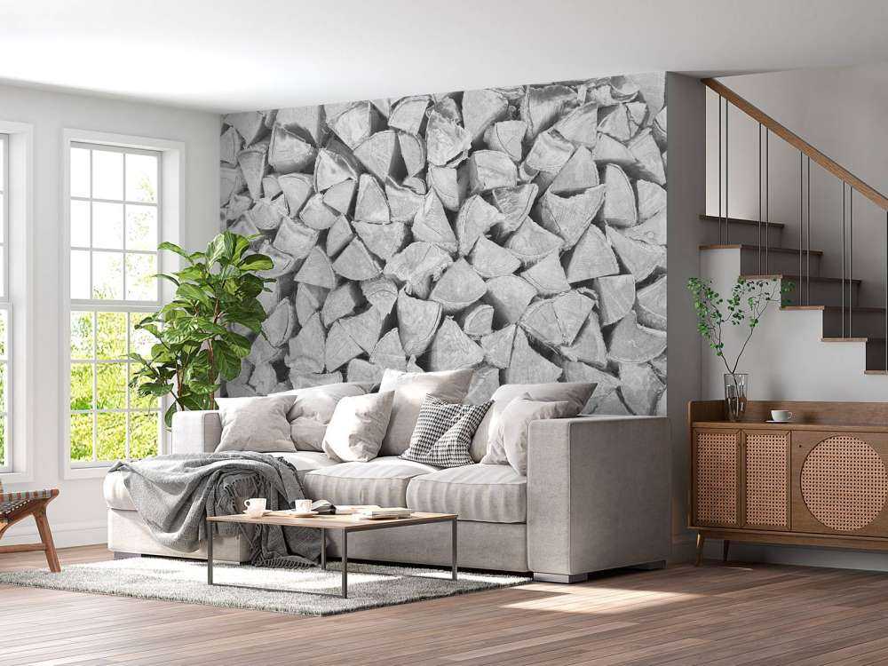 Holzstapel in Grautönen