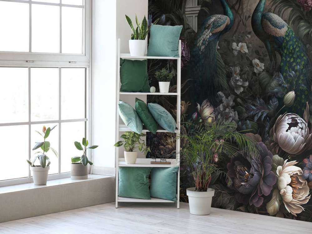 Pfauenflüstern im dunklen Garten