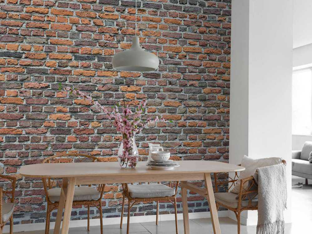 Restaurierte alte Backsteinmauer