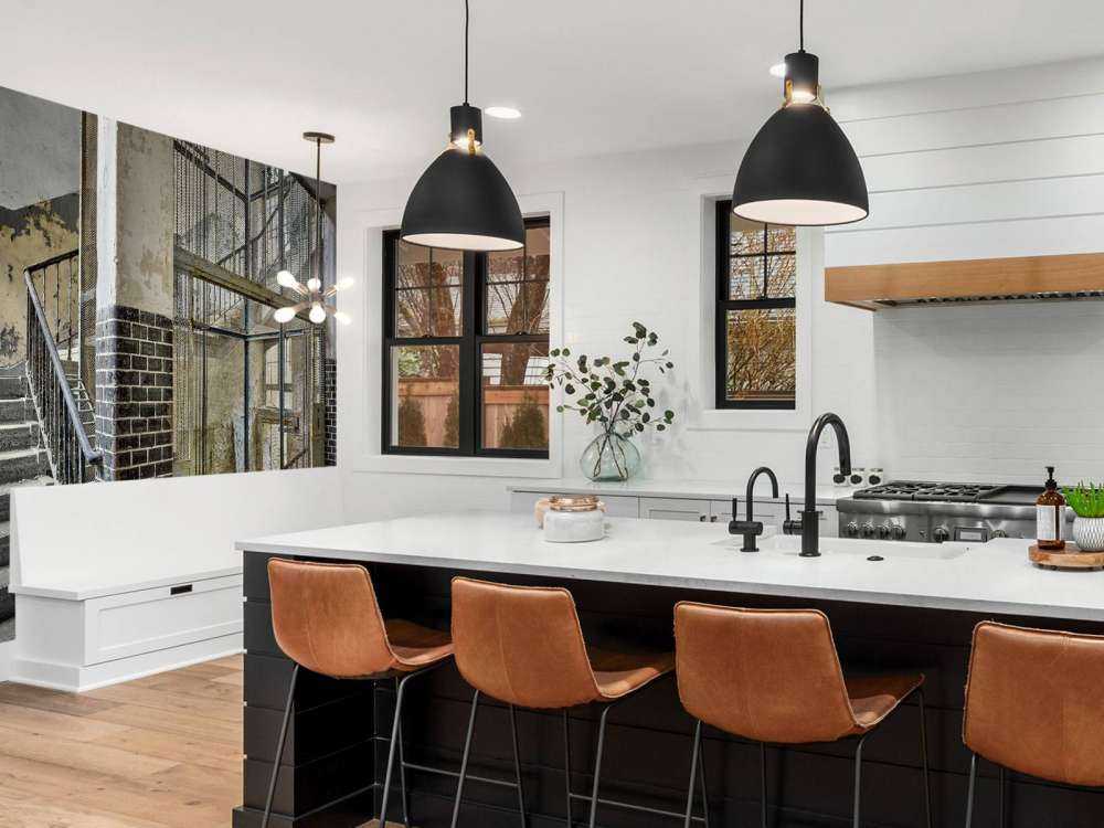 Alter Aufzugsschacht mit Treppe