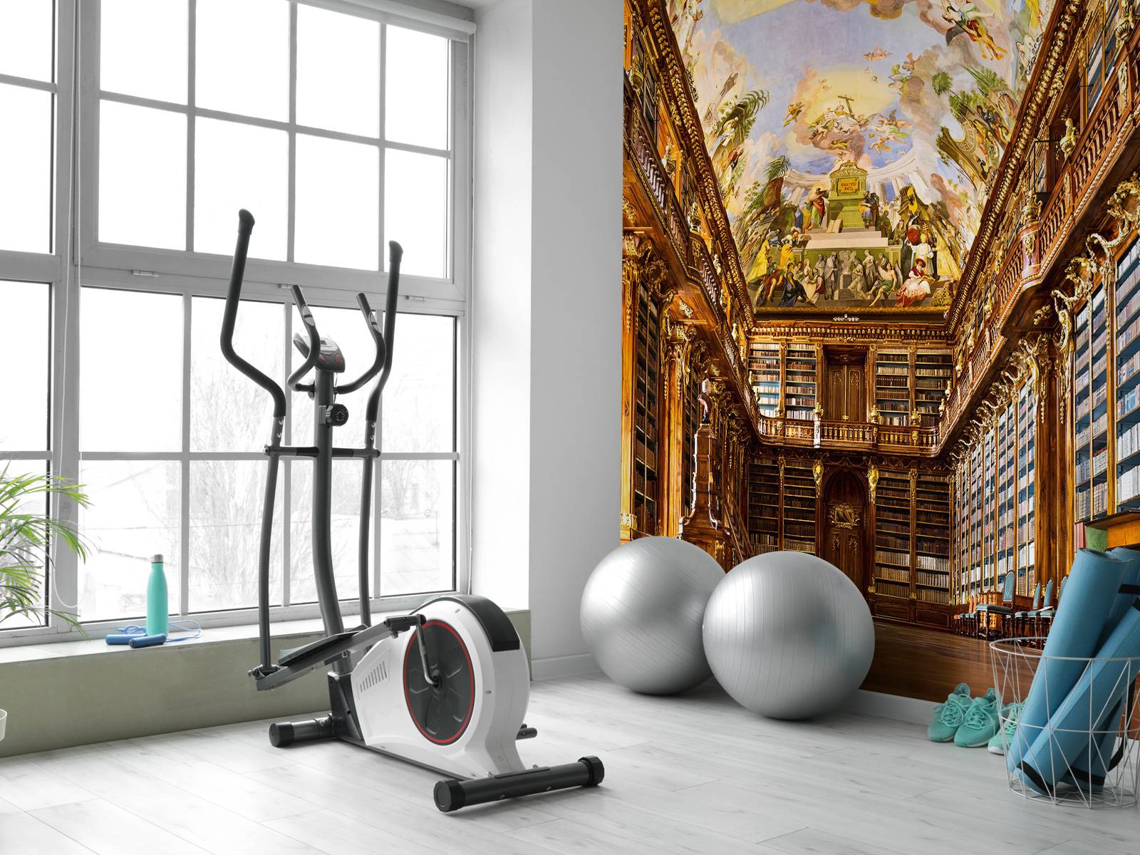 Historische Bibliothek in warmem Holz