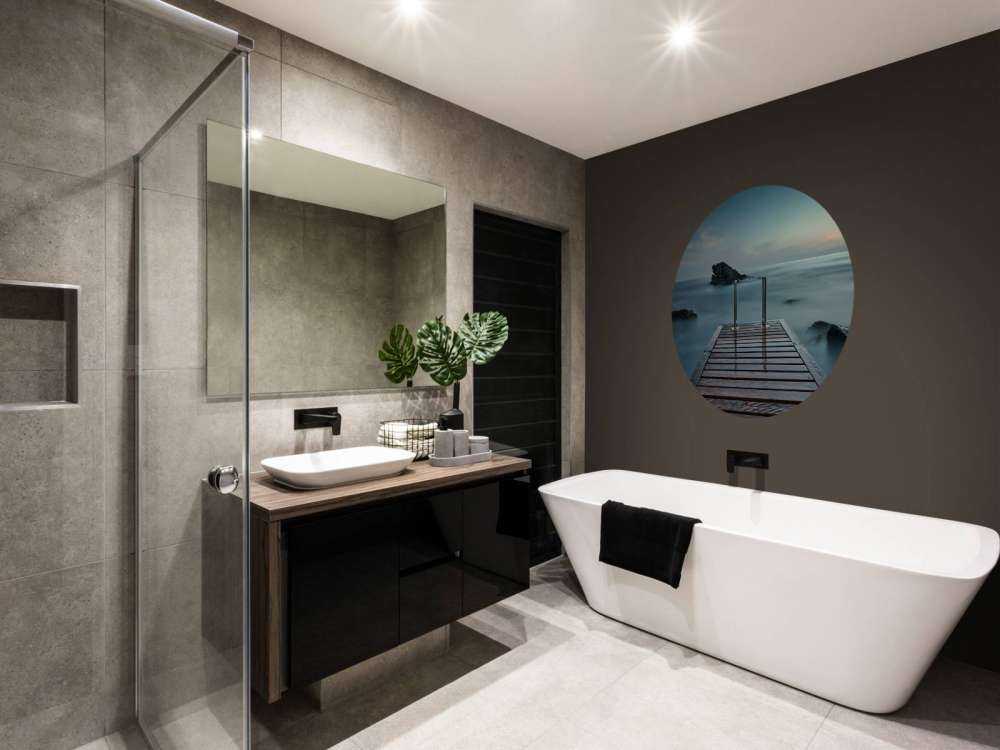 Hölzerne Anlegestelle an der Küste