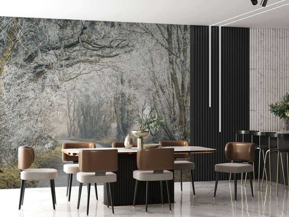 Gefrorene Straße durch den Wald