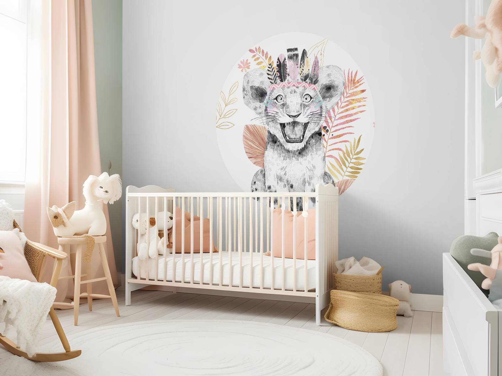 Löwenbaby mit korallenroten und goldenen Blättern