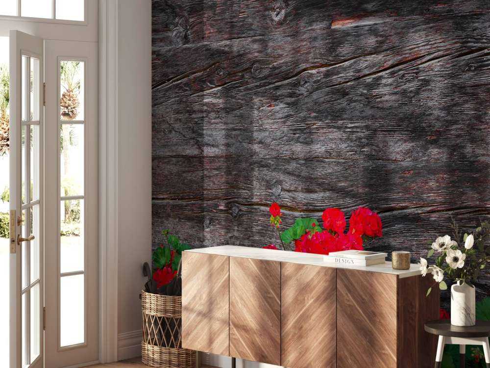 Verwittertes Holz mit Blumen