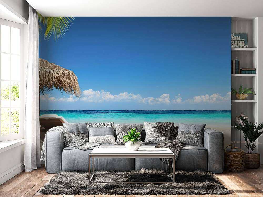 Stühle und Sonnenschirm am tropischen Strand