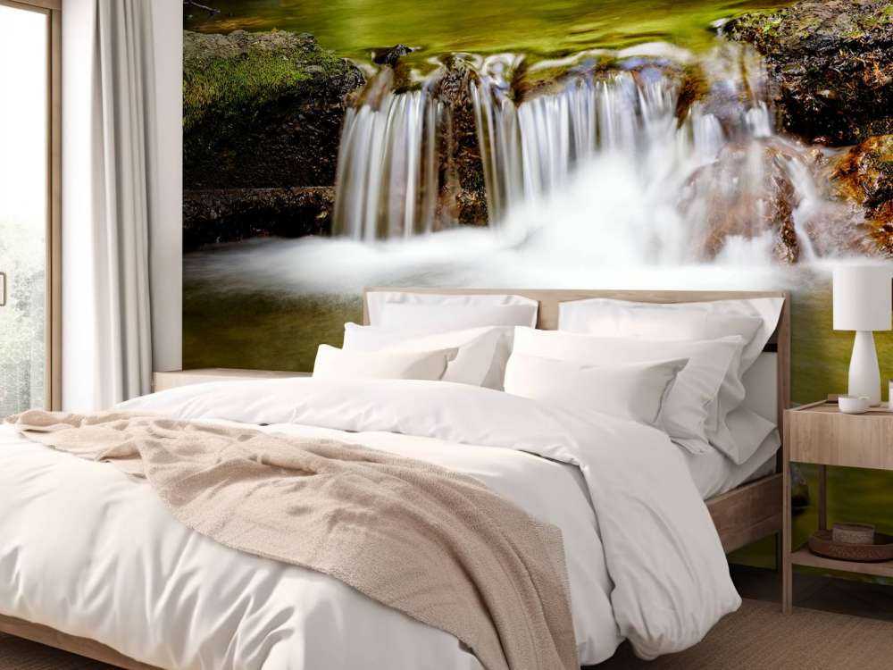 Detaillierter kleiner Wasserfall