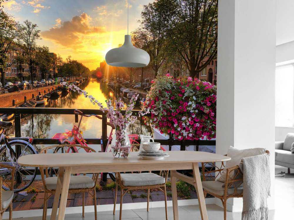 Fahrräder auf der Brücke mit Blumen