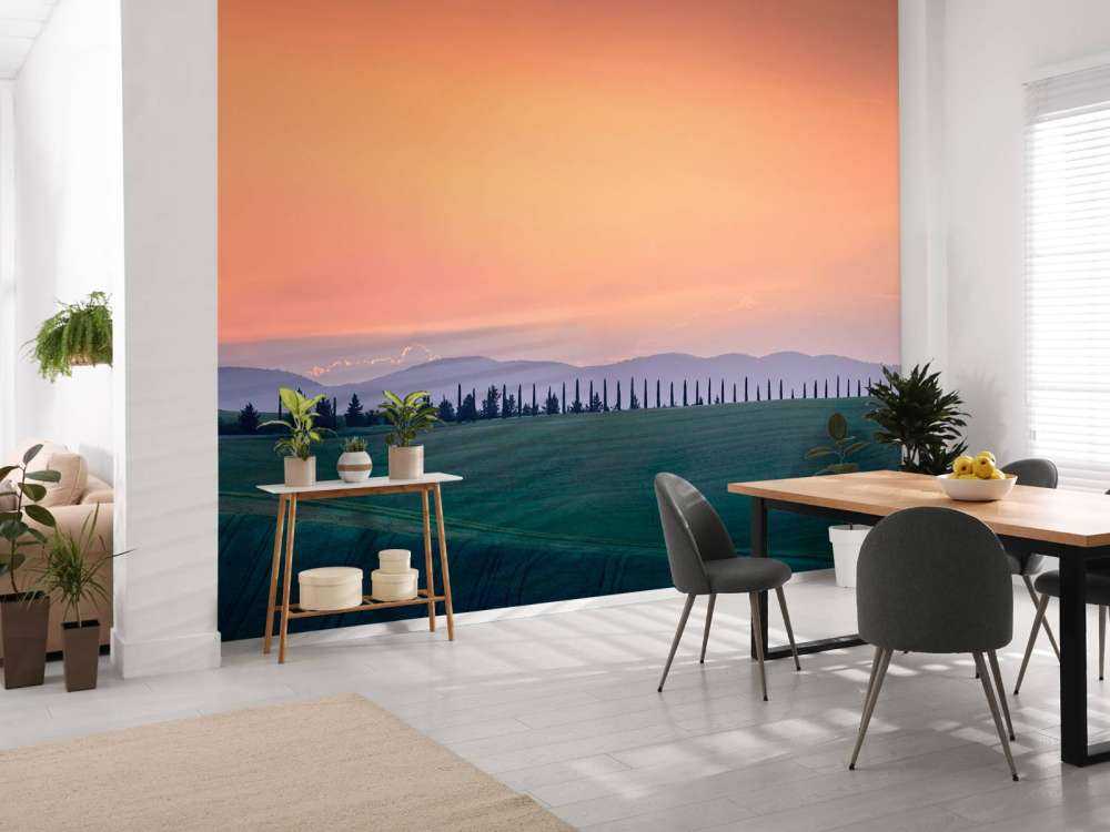 Italienische Landschaft mit orangefarbenem Himmel
