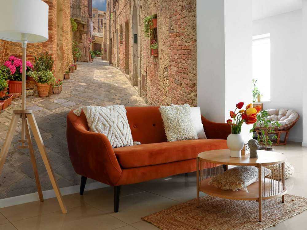 Italienische Straße mit Pflanzen und Blumen