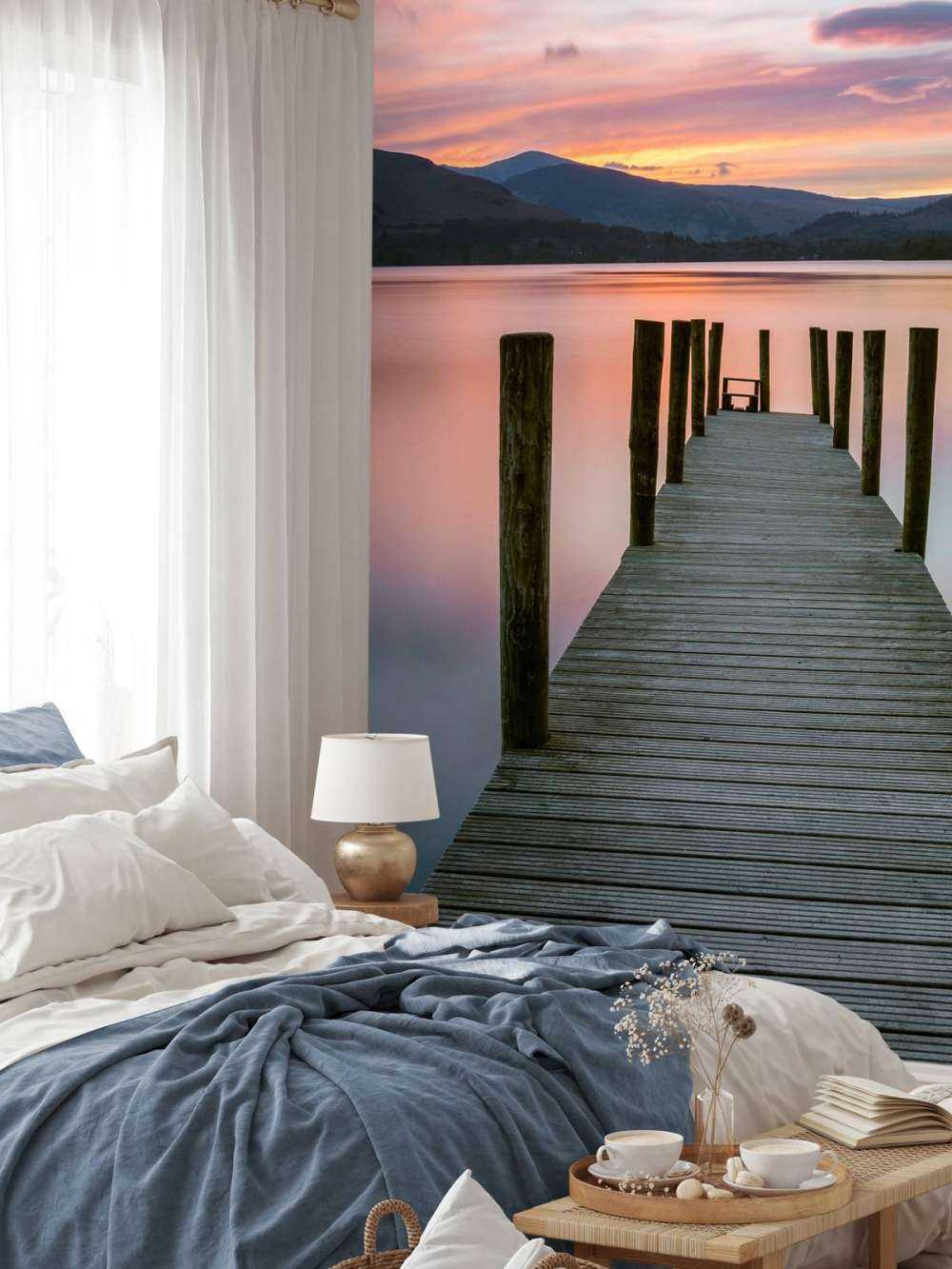 Steg bei rosa Sonnenuntergang