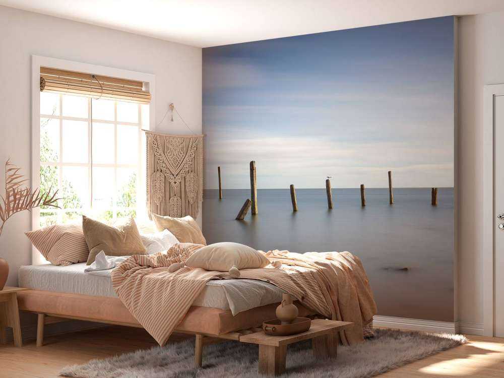 Alte Holzpfähle im Meer