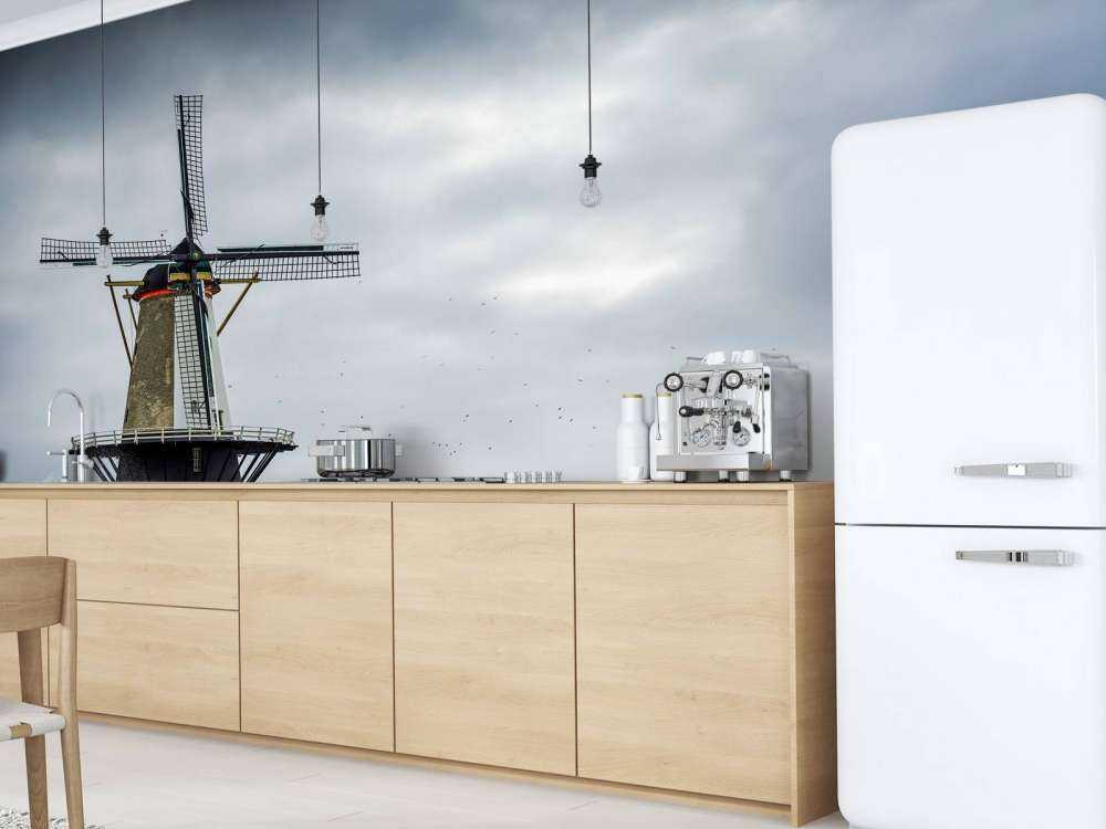 Mühle mit Sturmwellen