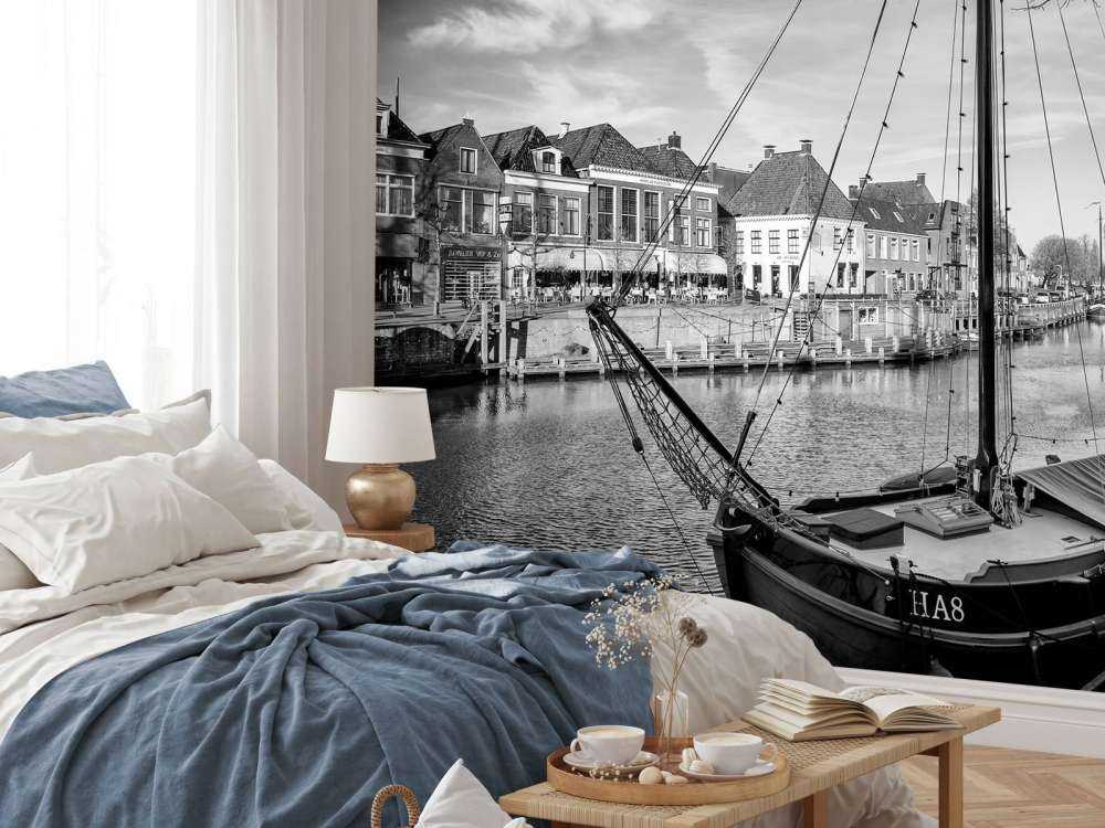 Historische Frachtschiffe vor Anker in Dokkum Friesland 